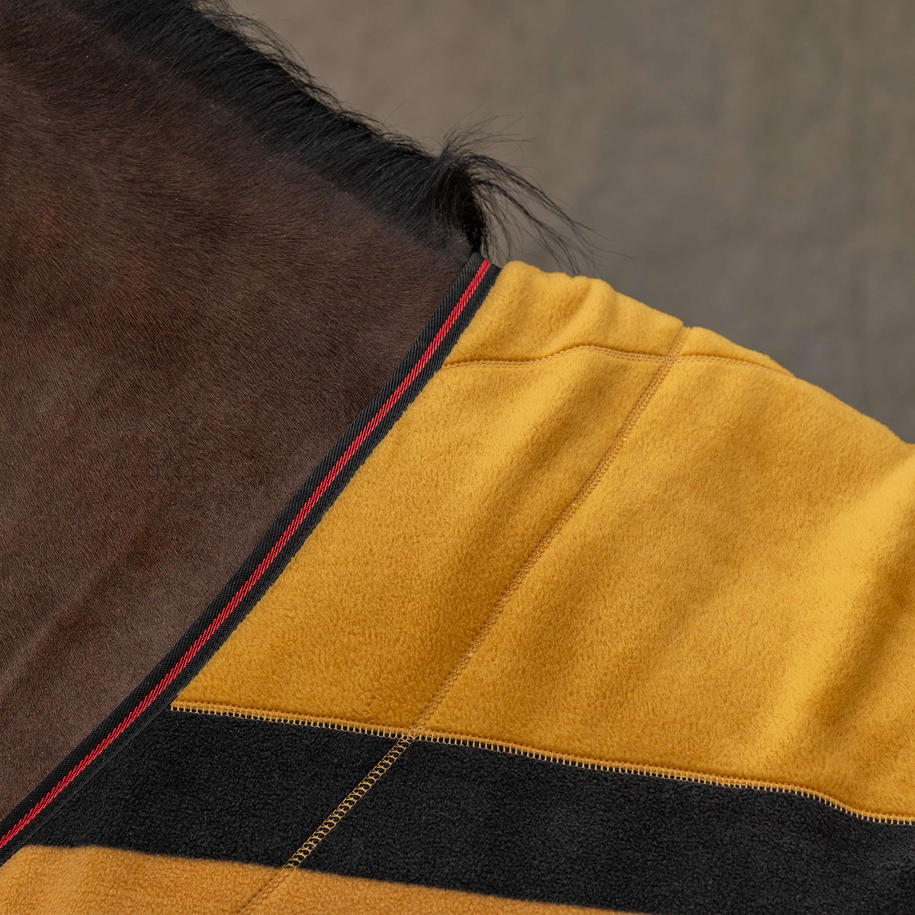 Velder Horsewear Premium Deluxe Fleece Cooler Rug Black/Yellow