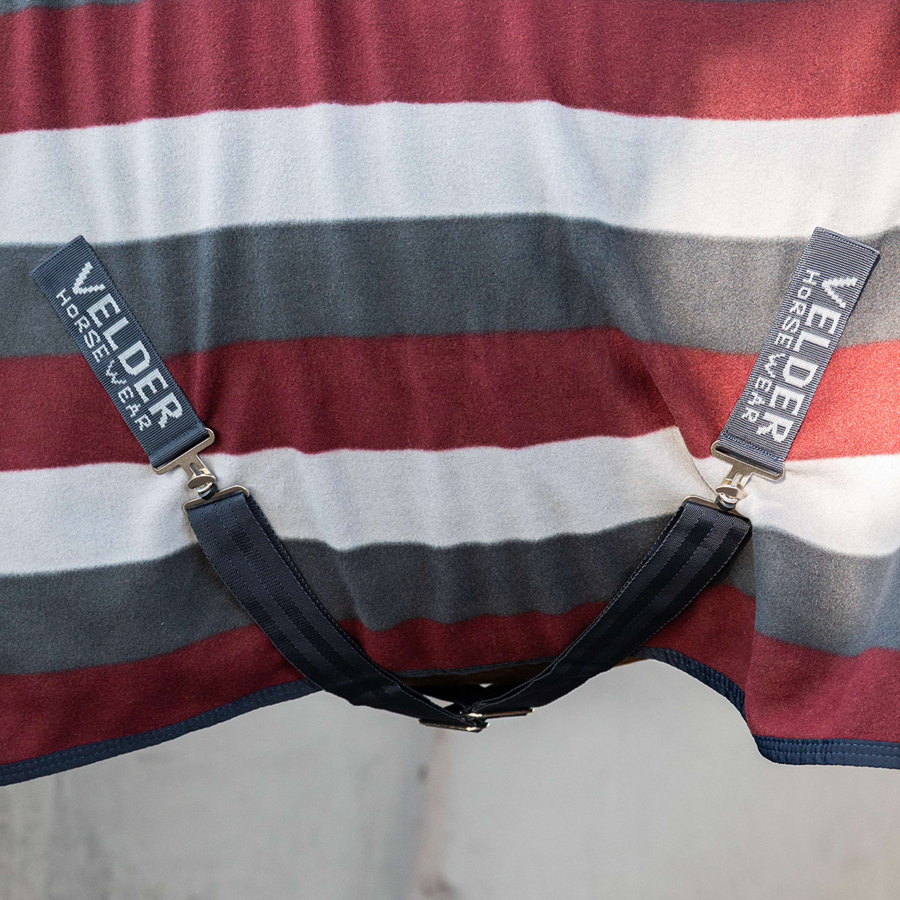 Velder Horsewear Essentials Fleece Rug Polar Stripes Grey/Bordeaux