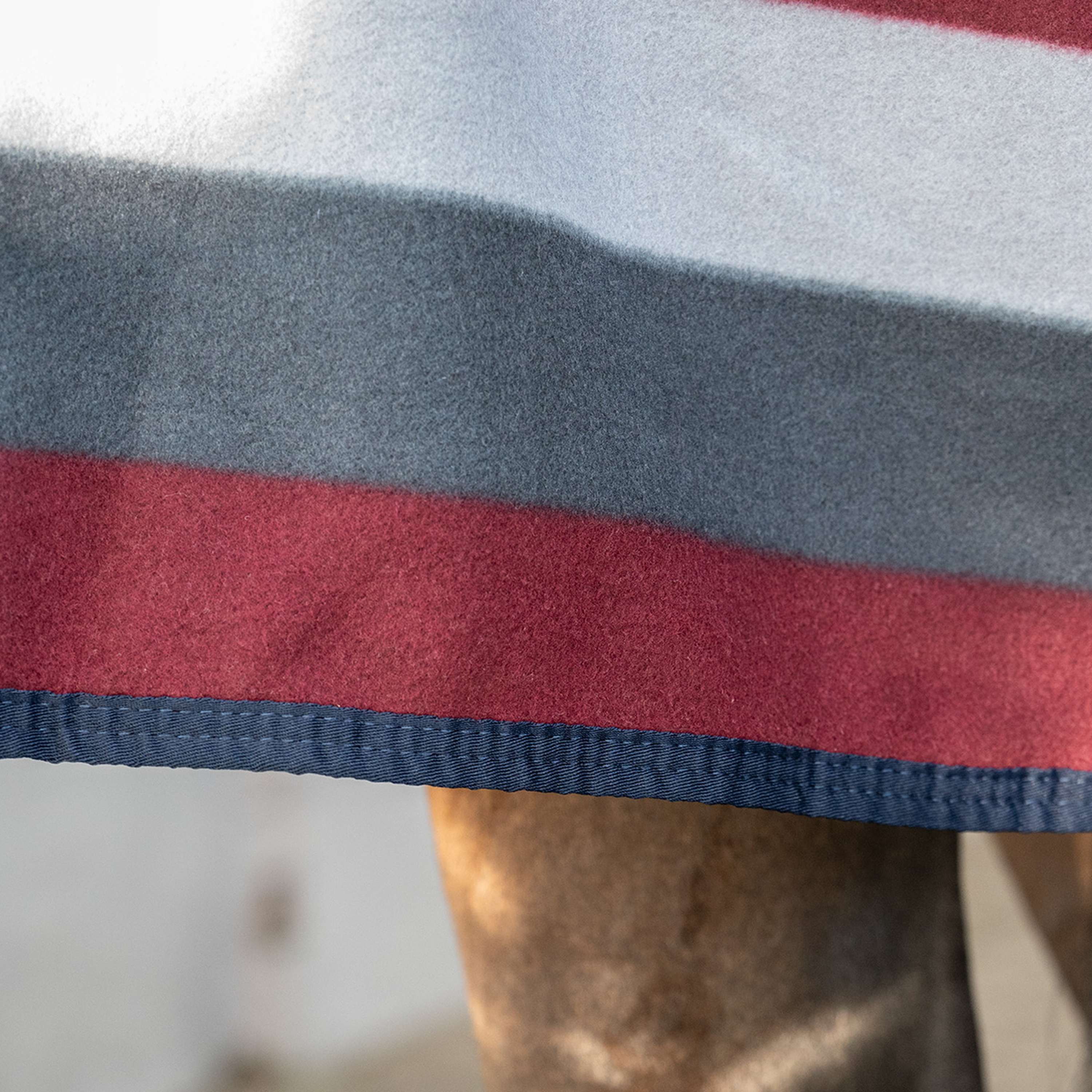 Velder Horsewear Essentials Fleece Rug Polar Stripes Grey/Bordeaux