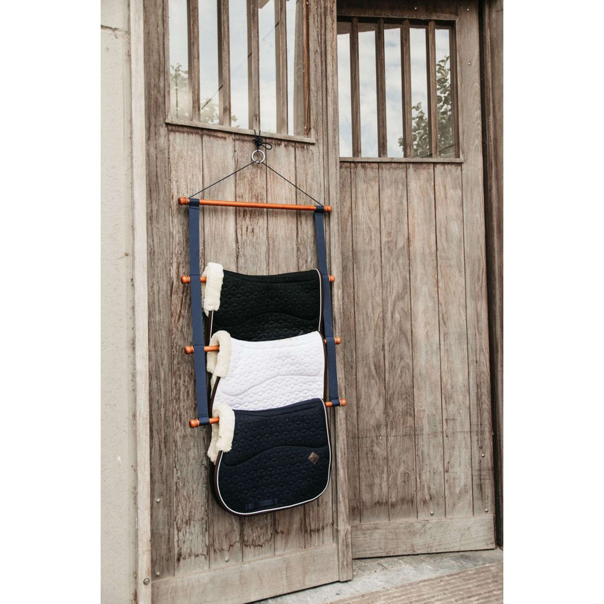 Grooming Deluxe by Kentucky Saddle Pad Holder Luxe Blue