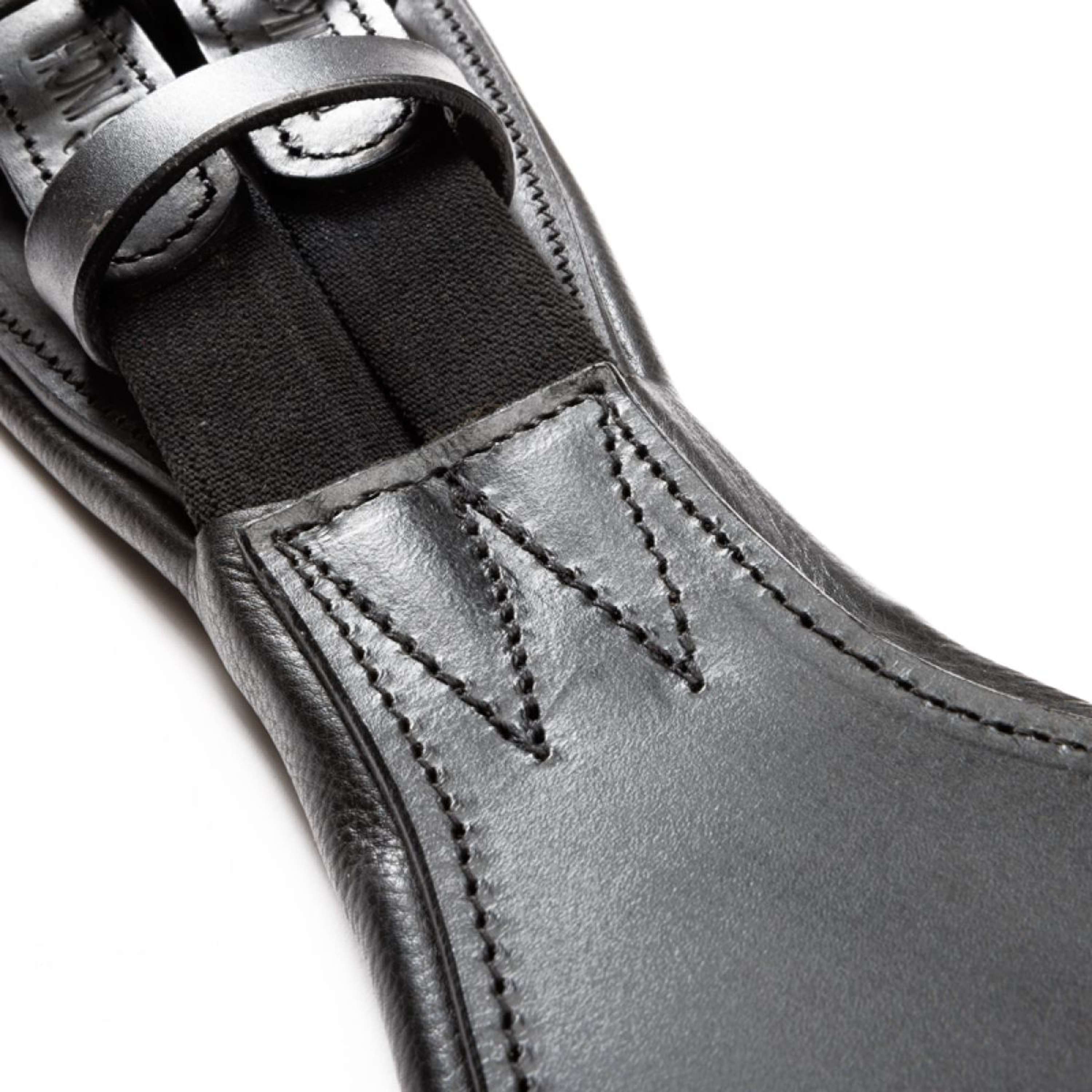 Kavalkade Dressage Girth Casper Oiled Leather with Elastic Black