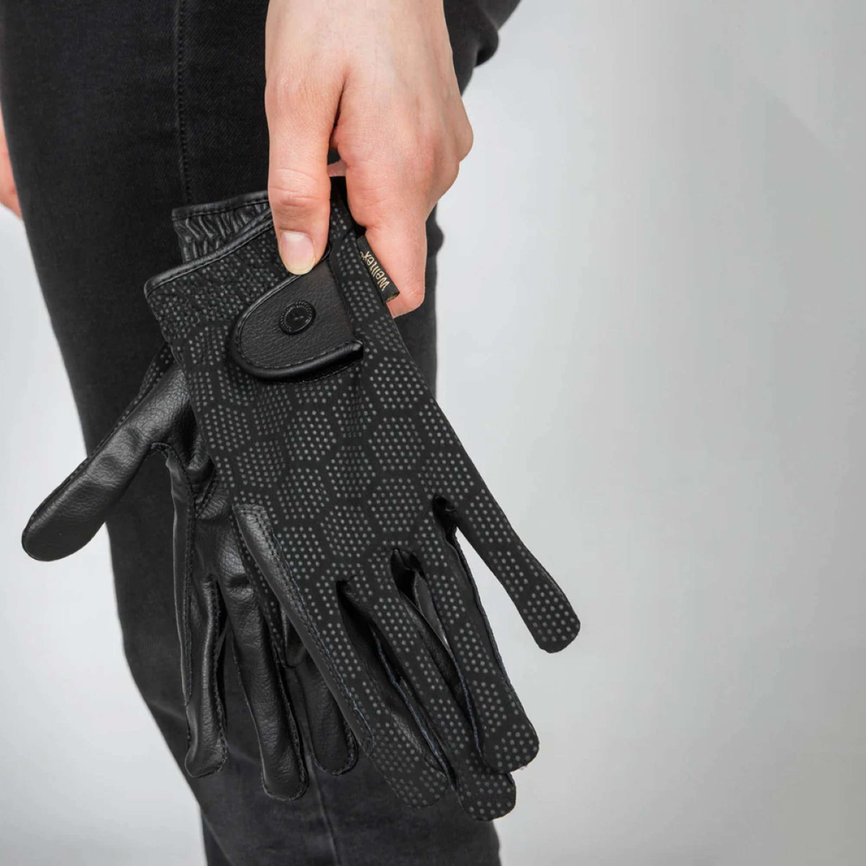 Back on Track Gloves Outline Black