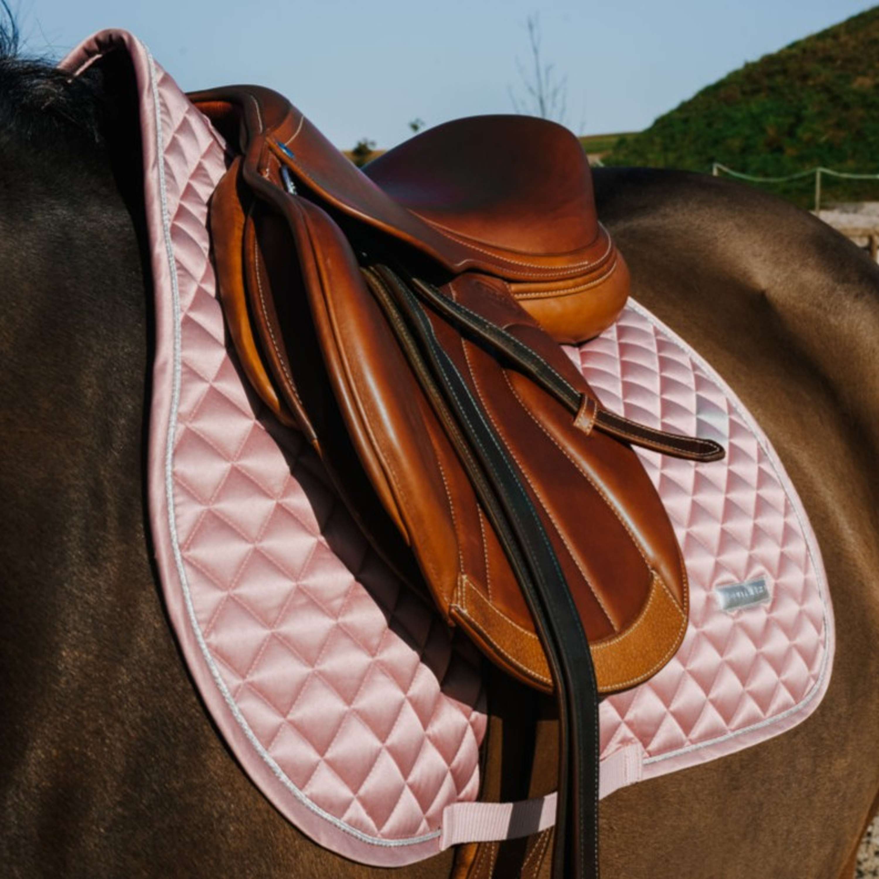 EQUITHÈME Saddlepad Nacre Jumping Pink