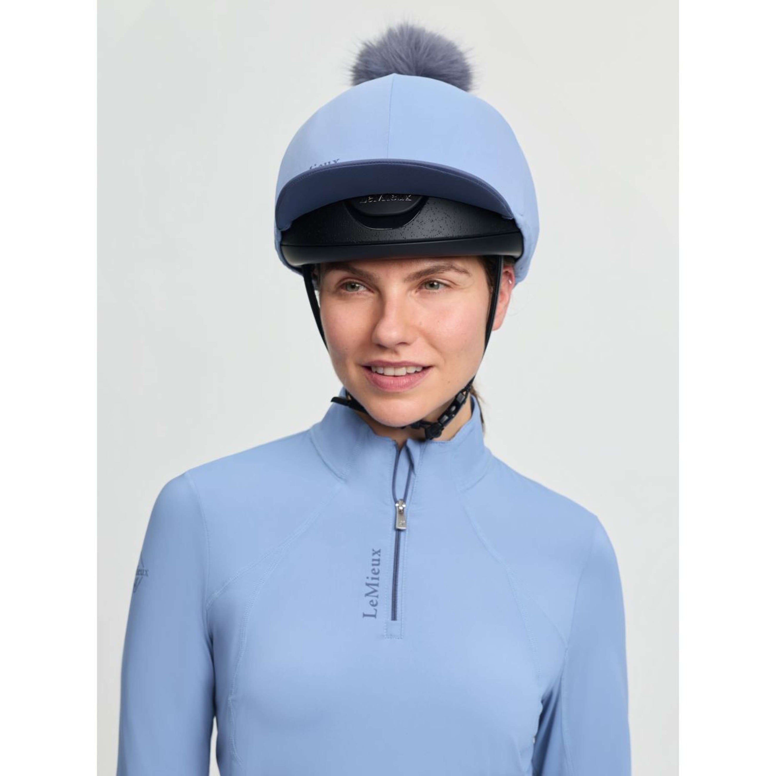 LeMieux Cap cover Classique Pom Powder Blue
