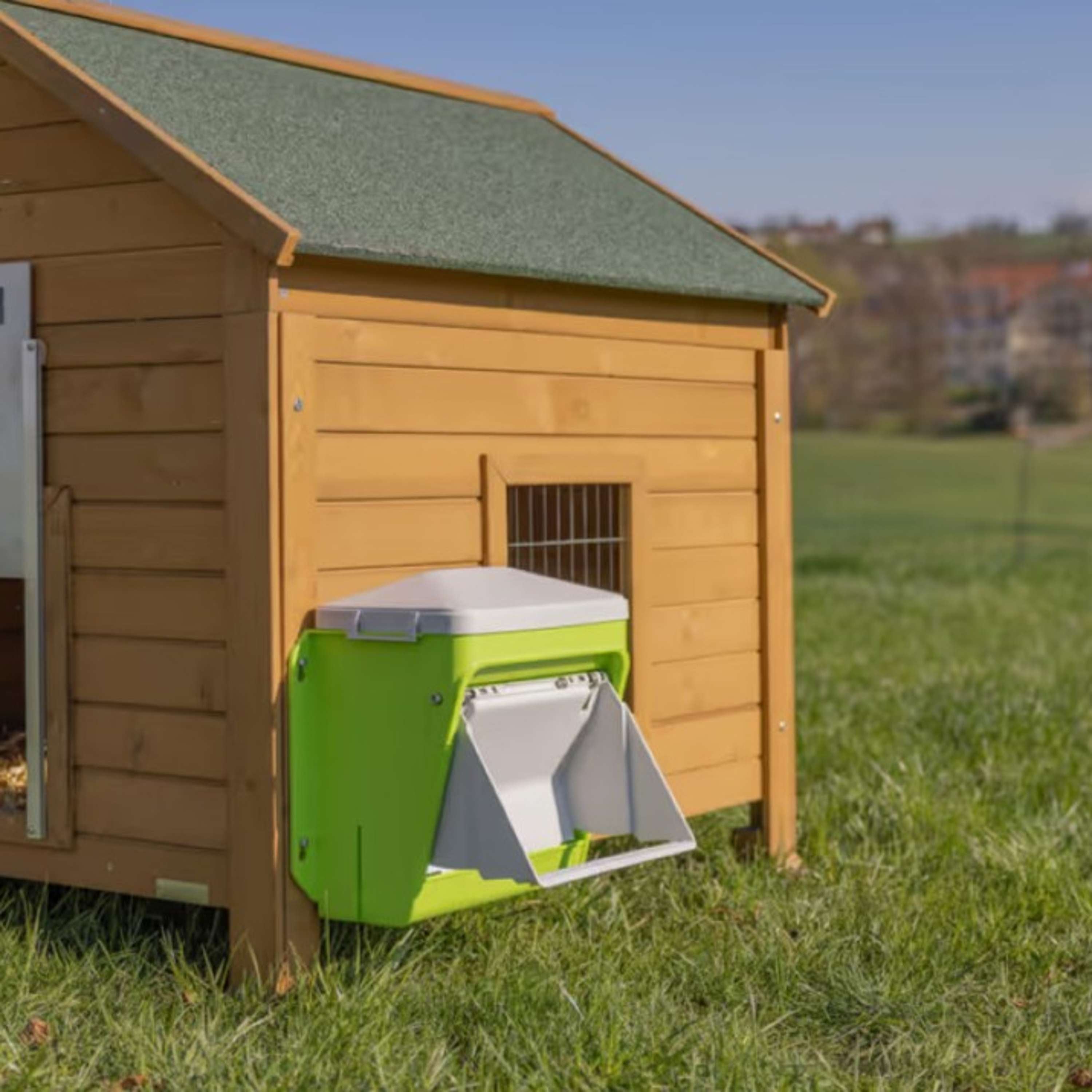 Kerbl Feeder with Protective Flap Green