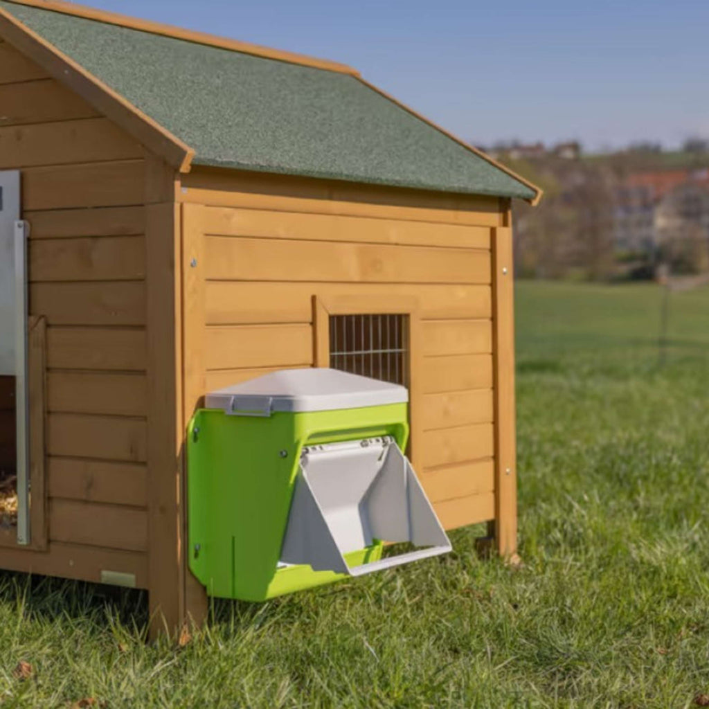 Kerbl Feeder with Protective Flap Green