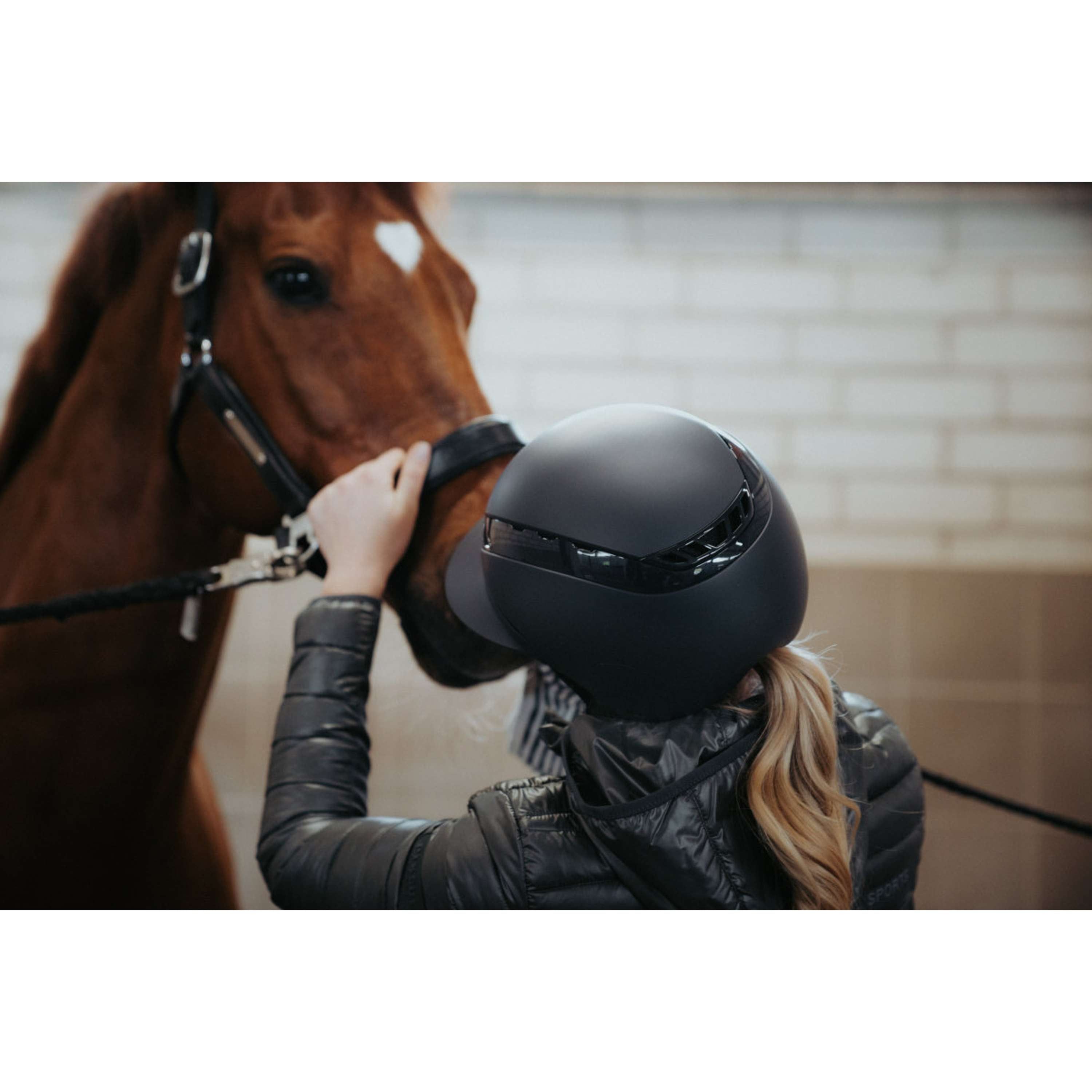 Pikeur Cap AirLuxe Pure Long Visor Black