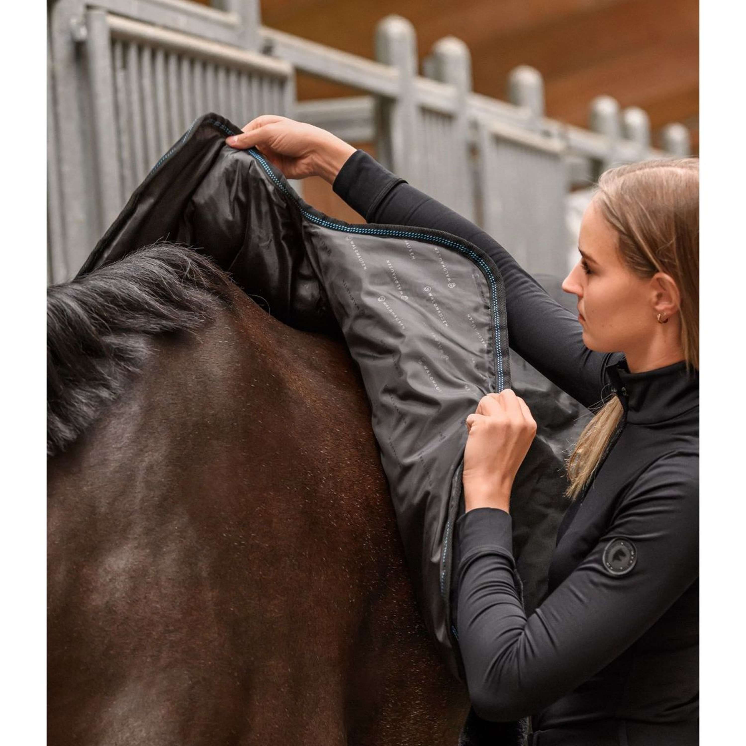 Waldhausen Heating and Massage Blanket TecSupreme Black